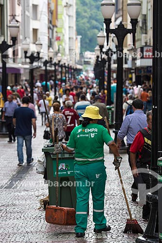  Street sweeper - Halfeld Street boardwalk  - Juiz de Fora city - Minas Gerais state (MG) - Brazil