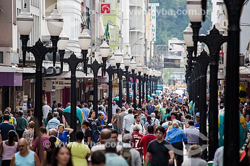  Pedestrians - Halfeld Street boardwalk  - Juiz de Fora city - Minas Gerais state (MG) - Brazil