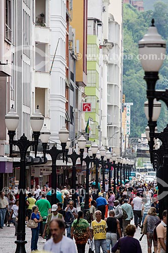  Pedestrians - Halfeld Street boardwalk  - Juiz de Fora city - Minas Gerais state (MG) - Brazil