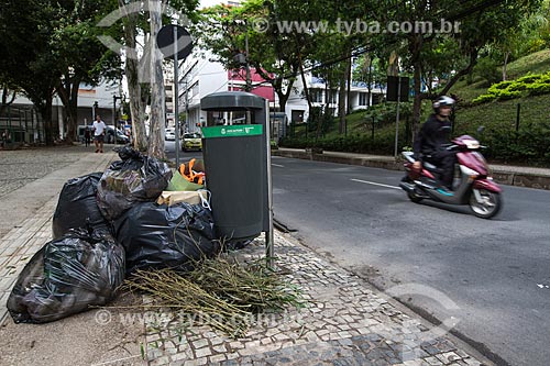  Trash - Halfeld Park sidewalk  - Juiz de Fora city - Minas Gerais state (MG) - Brazil