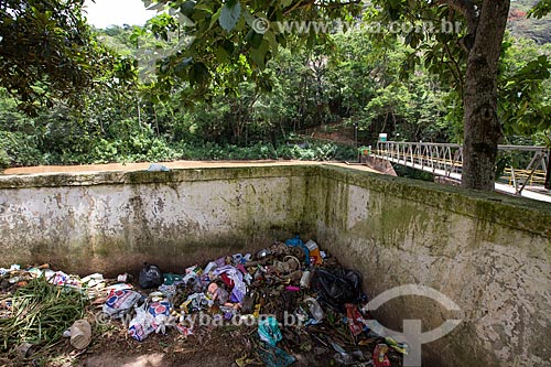  Trash - Paraibuna River  - Juiz de Fora city - Minas Gerais state (MG) - Brazil