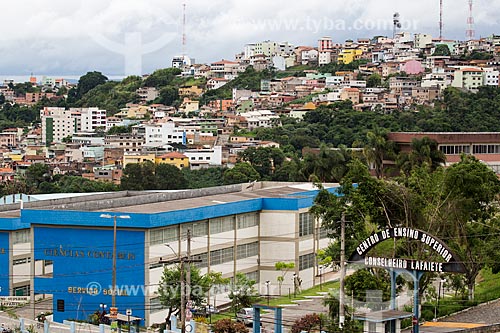  Center of Higher Education of Conselheiro Lafaiete with the Conselheiro Lafaiete city in the background  - Conselheiro Lafaiete city - Minas Gerais state (MG) - Brazil