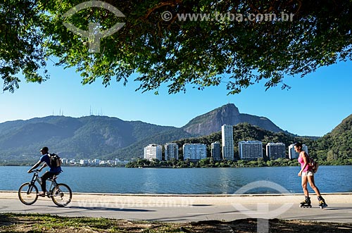  Cyclist - Rodrigo de Freitas Lagoons bike lane with the Christ the Redeemer in the background  - Rio de Janeiro city - Rio de Janeiro state (RJ) - Brazil