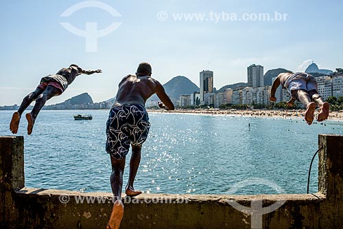  Young jumping into the sea from stone - Mirante do Leme - also known as Caminho dos Pescadores (Fisherman Path)  - Rio de Janeiro city - Rio de Janeiro state (RJ) - Brazil