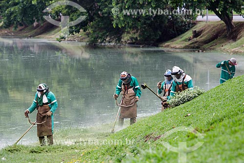 Pruning of grass on the banks of the Pampulha Lagoon  - Belo Horizonte city - Minas Gerais state (MG) - Brazil
