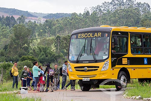  Children boarding in school bus - KM 691 of BR-040 highway  - Alfredo Vasconcelos city - Minas Gerais state (MG) - Brazil