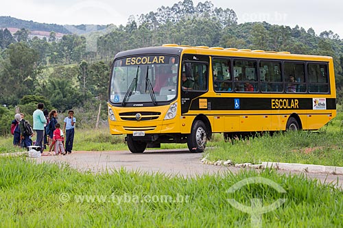  Children boarding in school bus - KM 691 of BR-040 highway  - Alfredo Vasconcelos city - Minas Gerais state (MG) - Brazil