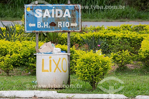  Garbage can and plaque - KM 691 kerbside of BR-040 highway  - Alfredo Vasconcelos city - Minas Gerais state (MG) - Brazil