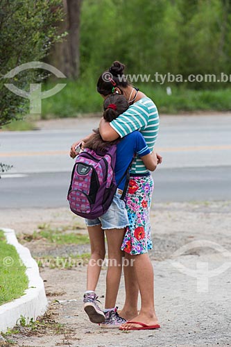  Mother and daughter goodbye before boarding in school bus - KM 691 of BR-040 highway  - Alfredo Vasconcelos city - Minas Gerais state (MG) - Brazil