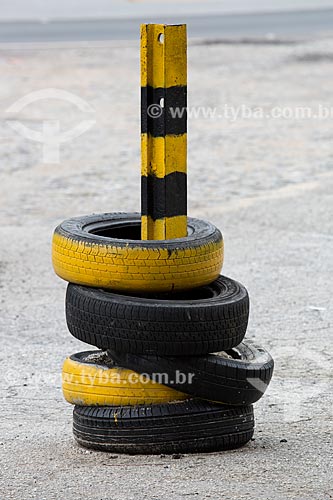  Tires used to signaling - KM 691 of BR-040 highway  - Alfredo Vasconcelos city - Minas Gerais state (MG) - Brazil