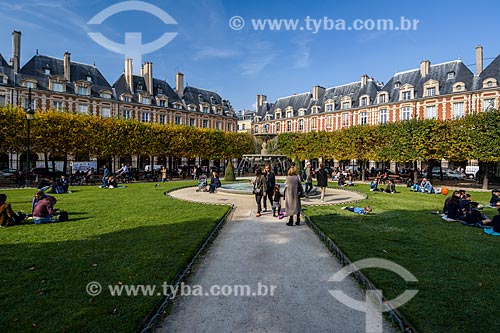  Turists - Place des Vosges (Vosges Square)  - Paris - Paris department - France