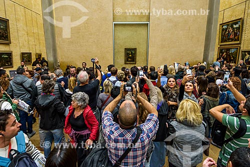  Tourists photographing the picture Mona Lisa - also known as La Gioconda - by Leonardo da Vinci on exhibit - Musée du Louvre (Louvre Museum)  - Paris - Paris department - France