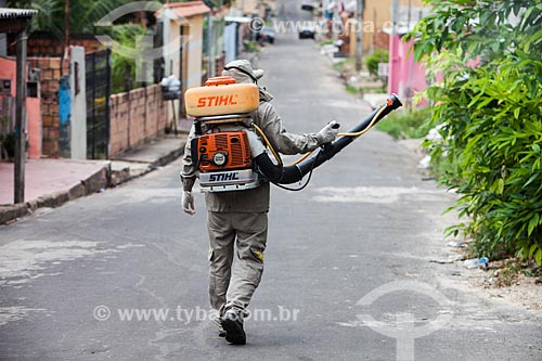  Labourer of Manaus Department of Health with portable cold fogging machine - combat to yellow fever mosquito (Aedes aegypti)  - Manaus city - Amazonas state (AM) - Brazil