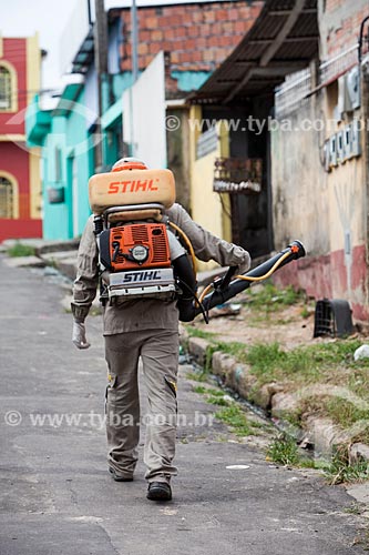  Labourer of Manaus Department of Health with portable cold fogging machine - combat to yellow fever mosquito (Aedes aegypti)  - Manaus city - Amazonas state (AM) - Brazil