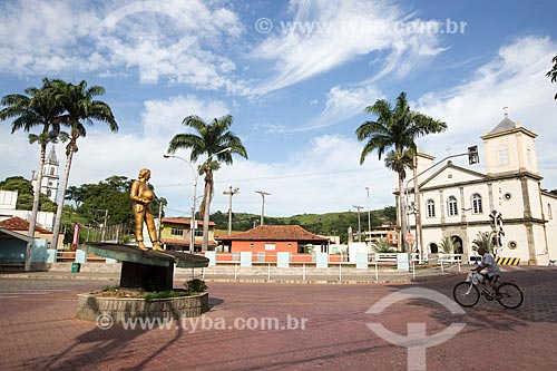  Sculpture in tribute of the Ayrton Senna former pilot of Formula 1 - to the lefth - with the Sao Pedro and Sao Paulo Mother Church (1882) - to the right  - Paraiba do Sul city - Rio de Janeiro state (RJ) - Brazil