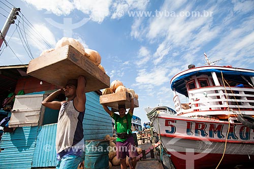  Men carrying boxes with pumpkins in the Port of Manaus  - Manaus city - Amazonas state (AM) - Brazil