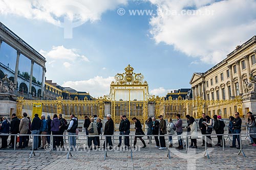  Tourists - Château de Versailles (Palace of Versailles) - official residence of the France monarchy between the years 1682 to 1789  - Versalhes city - Yvelines department - France