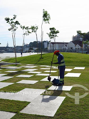  Refuse collector cleaning Maua Square  - Rio de Janeiro city - Rio de Janeiro state (RJ) - Brazil