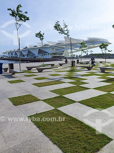  Refuse collector cleaning Maua Square with the Amanha Museum (Museum of Tomorrow) in the background  - Rio de Janeiro city - Rio de Janeiro state (RJ) - Brazil