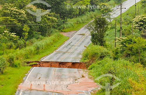  Crater formed by the flood on the road Alberto Lahoz de Carvalho - Between Catanduva and Novaes  - Catanduva city - Sao Paulo state (SP) - Brazil