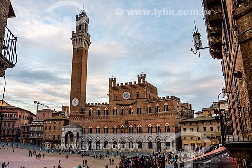  Piazza del Campo (Del Campo Square) with the Palazzo Pubblico (Public Palace) - 1310 - headquarters of Siena city hall - in the background  - Siena - Siena province - Italy