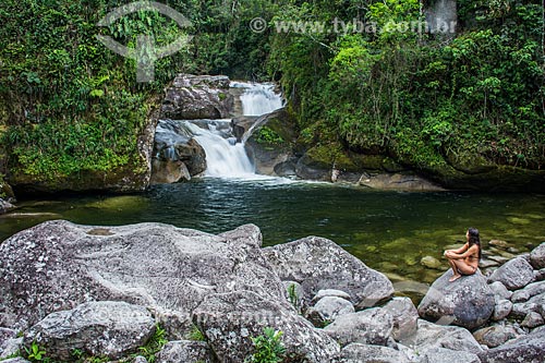  Woman sitting in stone - Maromba Waterfall - Itatiaia National Park  - Itatiaia city - Rio de Janeiro state (RJ) - Brazil