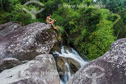  Man sitting in stone - Maromba Waterfall - Itatiaia National Park  - Itatiaia city - Rio de Janeiro state (RJ) - Brazil