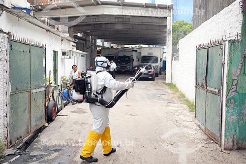  Labourer of Recife City Hall with portable cold fogging machine - combat to yellow fever mosquito (Aedes aegypti)  - Recife city - Pernambuco state (PE) - Brazil