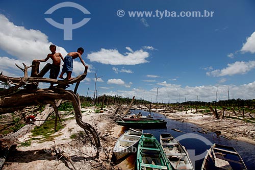  Riverines - Lake of Balbina hydroelectric power plant during drought affecting the region  - Presidente Figueiredo city - Amazonas state (AM) - Brazil