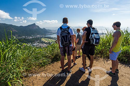  Persons in summit of the Morro Dois Irmaos (Two Brothers Mountain) with the Christ the Redeemer in the background  - Rio de Janeiro city - Rio de Janeiro state (RJ) - Brazil