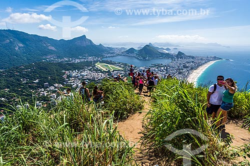  Persons in summit of the Morro Dois Irmaos (Two Brothers Mountain) with the Christ the Redeemer in the background  - Rio de Janeiro city - Rio de Janeiro state (RJ) - Brazil