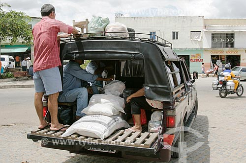  Irregular transport of passengers and cargo - pickup truck  - Amaraji city - Pernambuco state (PE) - Brazil