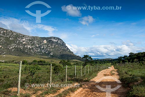  Dirt road with mountains in the background  - Santana do Riacho city - Minas Gerais state (MG) - Brazil