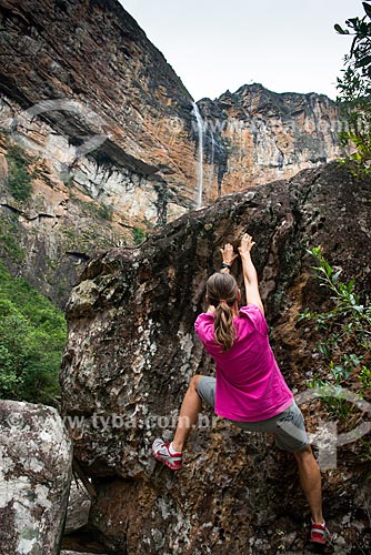  Rock climbing on the trail to Tabuleiro Waterfall  - Conceicao do Mato Dentro city - Minas Gerais state (MG) - Brazil