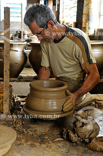  Nedson Jose Romao Correa artisan molding a vase  - Barra Bonita city - Sao Paulo state (SP) - Brazil