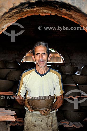  Nedson Jose Romao Correa artisan with a vase  - Barra Bonita city - Sao Paulo state (SP) - Brazil