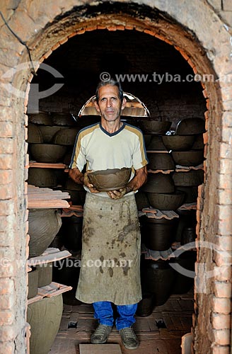  Nedson Jose Romao Correa artisan with a vase  - Barra Bonita city - Sao Paulo state (SP) - Brazil
