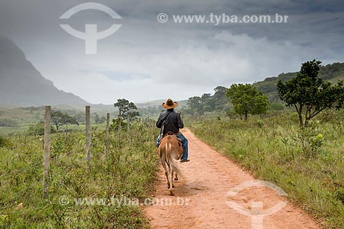  Cowherd on Dirt road  - Santana do Riacho city - Minas Gerais state (MG) - Brazil