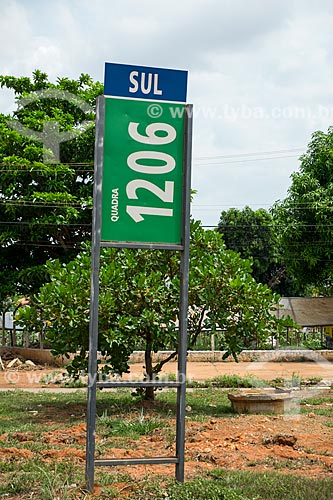  Plaque indicating the 1206 block south with the community garden in the background  - Palmas city - Tocantins state (TO) - Brazil