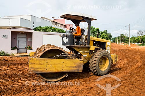  Road roller - construction site of sanitation and 307 block south street paving  - Palmas city - Tocantins state (TO) - Brazil