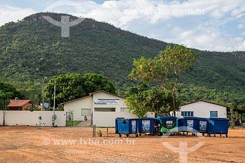  Garbage can opposite to Health Post with the Lajeado Mountain Range in the background  - Palmas city - Tocantins state (TO) - Brazil