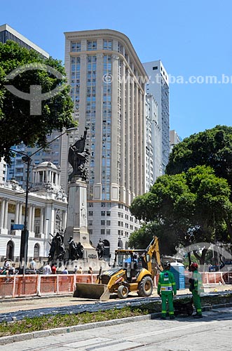  Works for implementation of the VLT (light rail Vehicle) on Rio Branco Avenue with the Monument to Marshal Floriano Peixoto (1910) in the background  - Rio de Janeiro city - Rio de Janeiro state (RJ) - Brazil