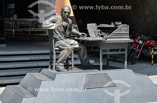  Statue in tribute of the writer Manuel Bandeira opposite to Austregesilo de Athayde Palace (1979) - annex building to the Brazilian Academy of Letters  - Rio de Janeiro city - Rio de Janeiro state (RJ) - Brazil