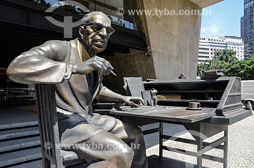  Statue in tribute of the writer Manuel Bandeira opposite to Austregesilo de Athayde Palace (1979) - annex building to the Brazilian Academy of Letters  - Rio de Janeiro city - Rio de Janeiro state (RJ) - Brazil