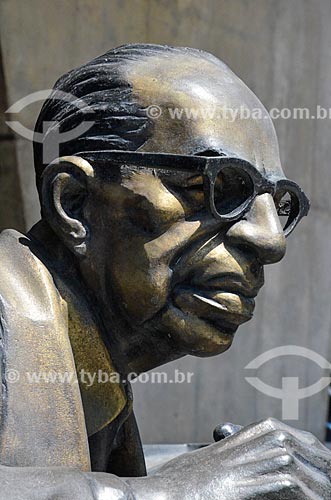  Detail of statue in tribute of the writer Manuel Bandeira opposite to Austregesilo de Athayde Palace (1979) - annex building to the Brazilian Academy of Letters  - Rio de Janeiro city - Rio de Janeiro state (RJ) - Brazil