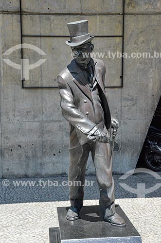  Statue in tribute of the writer Joaquim Nabuco opposite to Austregesilo de Athayde Palace (1979) - annex building to the Brazilian Academy of Letters  - Rio de Janeiro city - Rio de Janeiro state (RJ) - Brazil