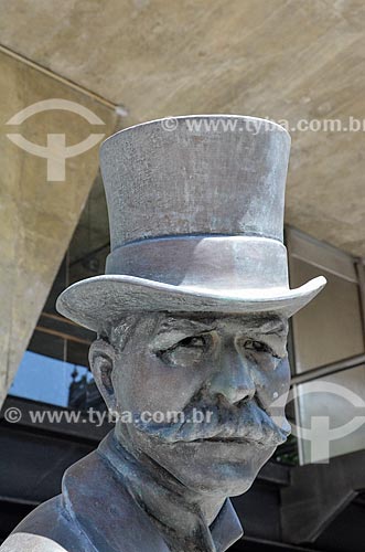  Detail of statue in tribute of the writer Joaquim Nabuco opposite to Austregesilo de Athayde Palace (1979) - annex building to the Brazilian Academy of Letters  - Rio de Janeiro city - Rio de Janeiro state (RJ) - Brazil