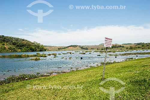  Warning plaque that says: prohibited swim or navigate without a life jacket or navigation equipment - Pomba River  - Palma city - Minas Gerais state (MG) - Brazil