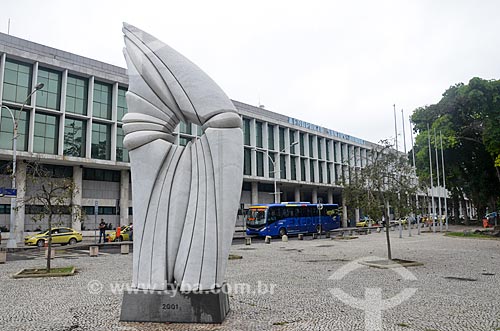 Sculpture by Jesper Neergaard with the Santos Dumont Airport in the background  - Rio de Janeiro city - Rio de Janeiro state (RJ) - Brazil