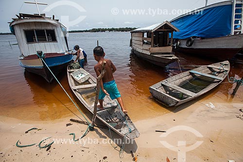  Riverine child planying on the banks of the Negro River  - Barcelos city - Amazonas state (AM) - Brazil